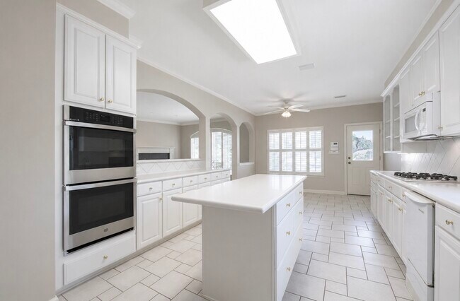 Building Photo - 1303 Red Oak Ct