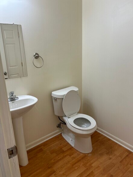 2nd Bathroom - 140 Holly Pines Ct
