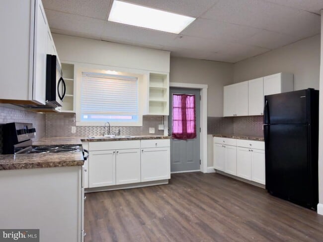 Building Photo - 100 S Front St