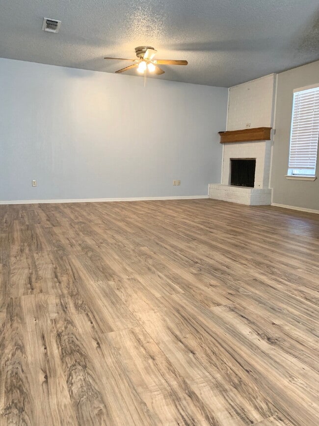 Building Photo - Cute 2 Bedroom