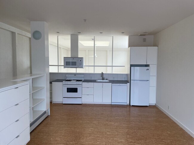 Building Photo - Bright Live-Work Studio  & Tall Ceilings o...