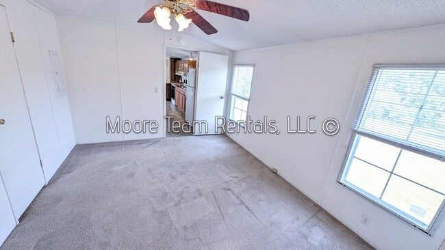 Building Photo - Country Home - Large Open Lot