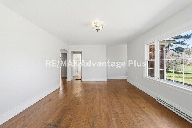 Building Photo - Beautiful brick home with full basement in Prospect