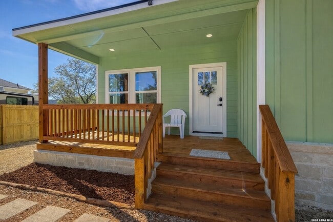 Building Photo - 656 Skyline Dr