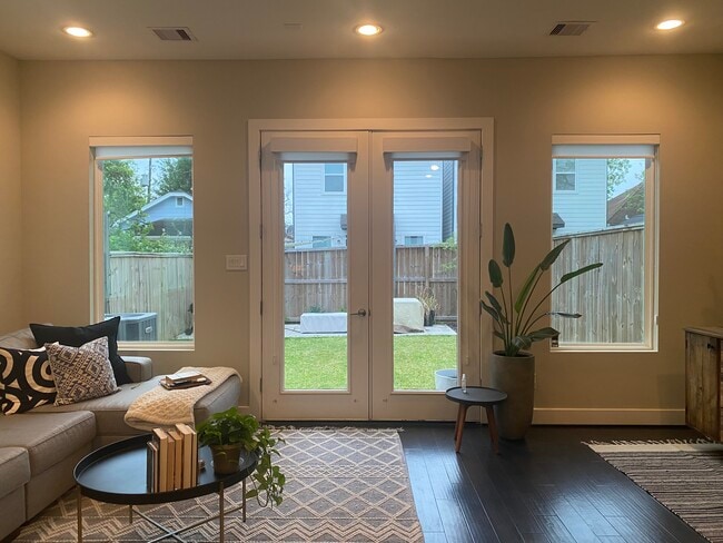 Building Photo - 2413 Chapman St