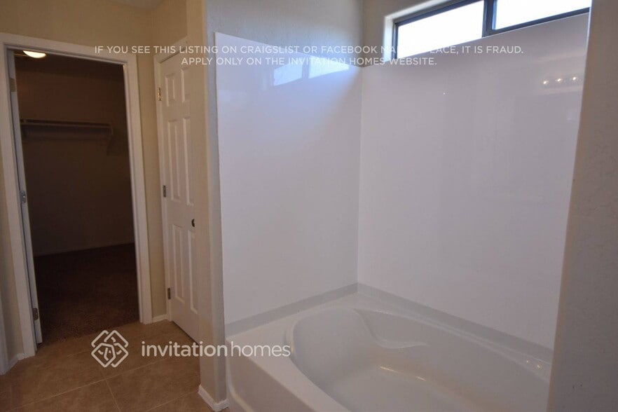 Building Photo - 17227 W Elm St