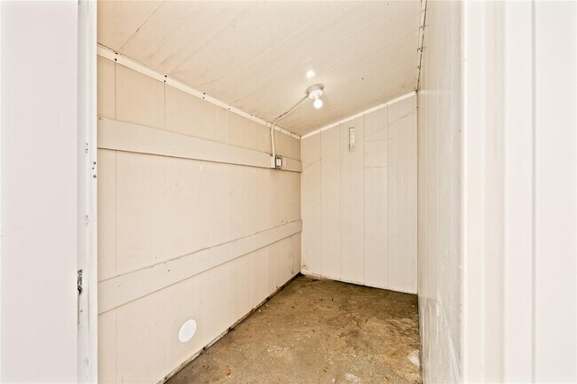 Building Photo - 412 SE 16th St