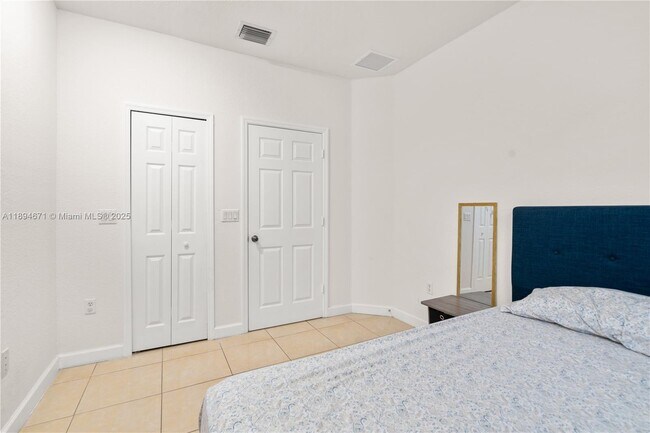 Building Photo - 1010 NW 102 Ct