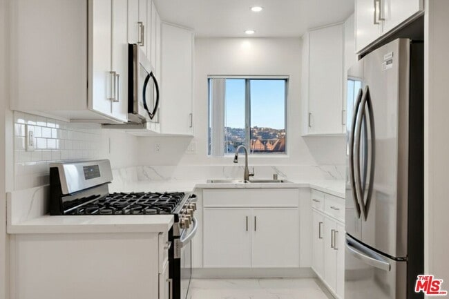 Building Photo - 1477 S Canfield Ave