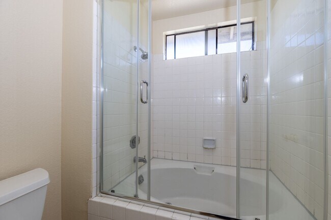 Building Photo - 4 bed/3 bath Single Family Home w/ large backyard!