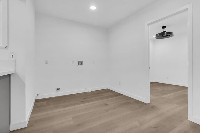 Building Photo - 5518 Denker Ave