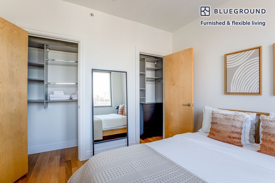 Building Photo - 550 W 54th St