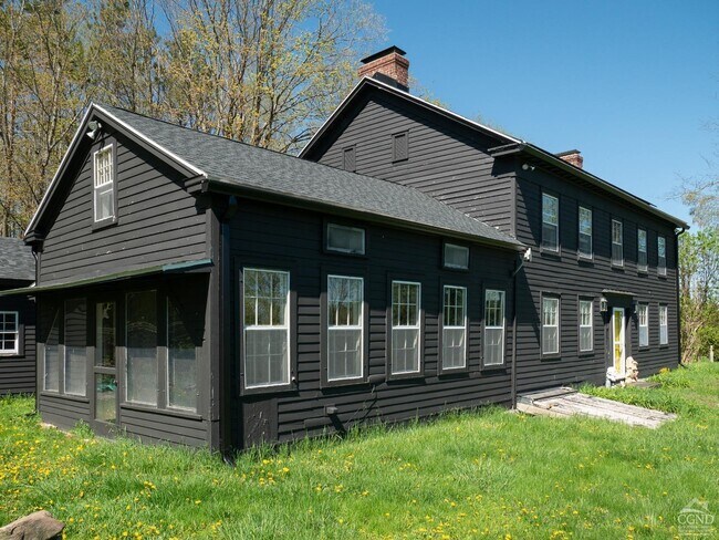 Building Photo - 483 Travis Hill Rd