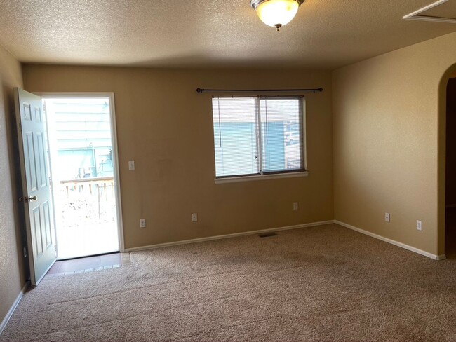 Building Photo - Spacious & Unique 3BD/2BA Townhome w/ Gara...