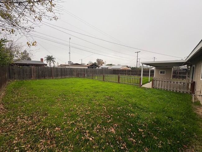 Building Photo - Spacious SE Tulare Home Near Shopping Cent...