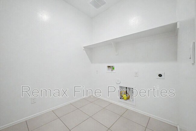 Building Photo - 15543 W Desert Hollow Dr