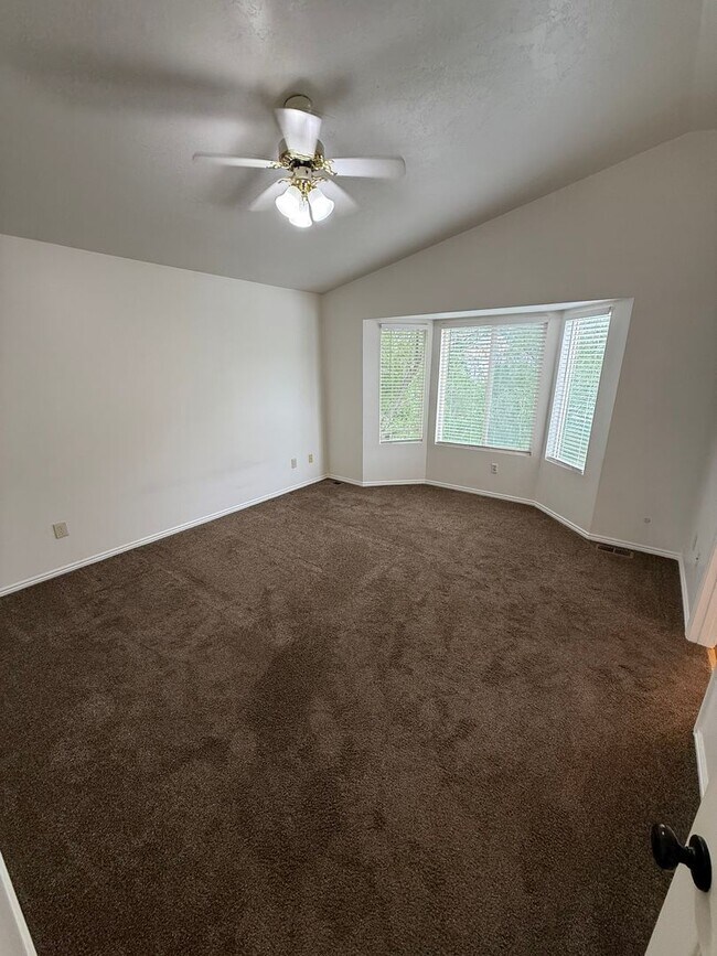 Building Photo - 4 Bed/ 3 Bathroom house in West Jordan