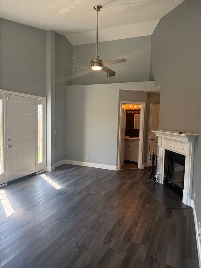 Building Photo - Cute Two Bedroom House in Donelson - Garage & Fenced Backyard