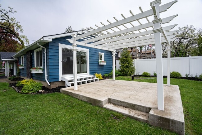 Building Photo - Beautiful 2 Bedroom Single Family on Paddock Lake