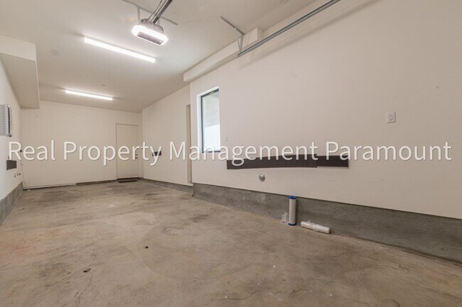 Building Photo - 1542 N Hoover St