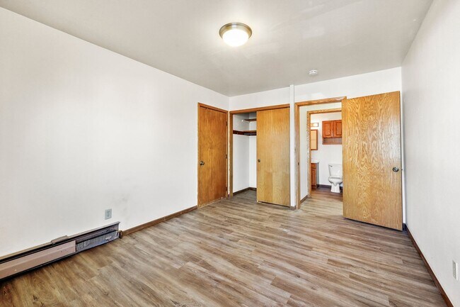 Building Photo - 1161 W Carriage Dr