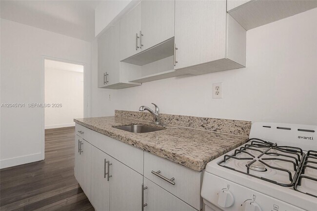 Building Photo - 8340 Crespi Blvd