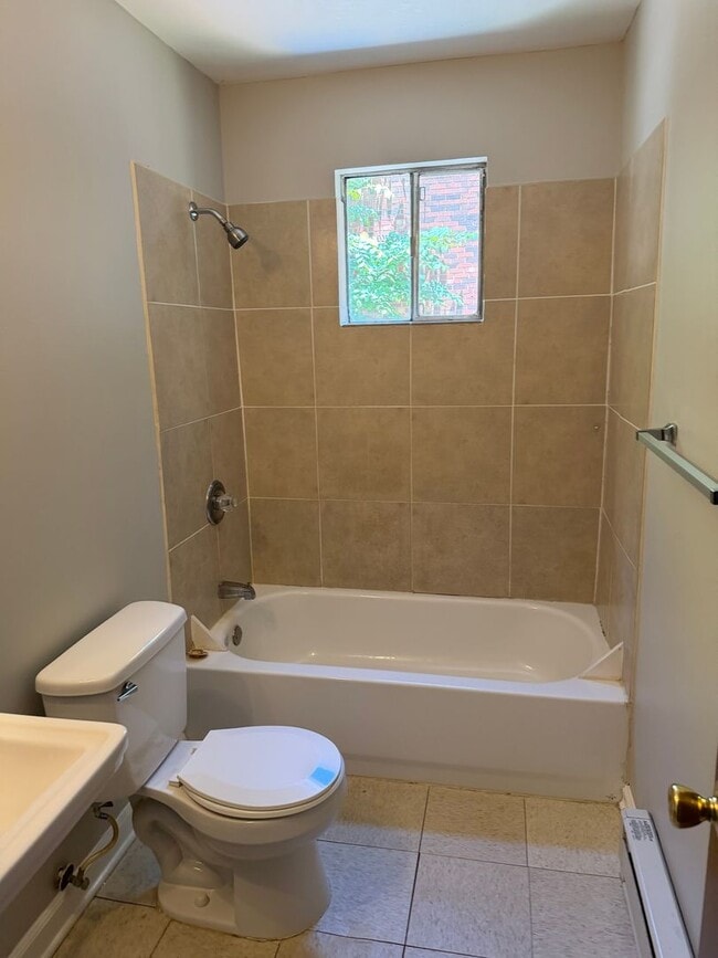 Building Photo - Cute 3 Bedroom/1 Bath House Near Downtown Winston