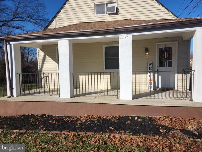 Building Photo - 227 Whittier Ave