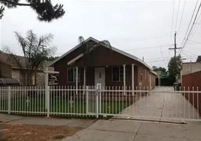Primary Photo - 1151-1153 E 88th Pl