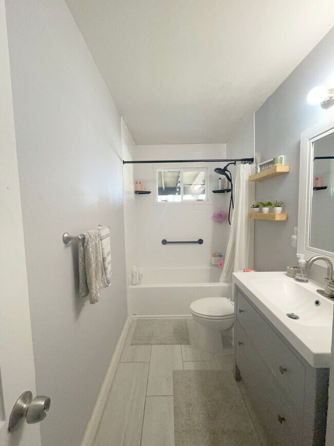 Building Photo - IMPROVED PRICE!!!!!!  Gorgeous 3 bedroom r...