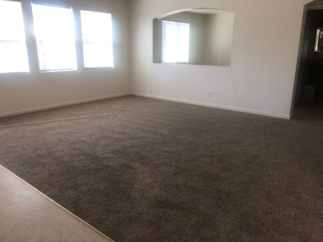 Building Photo - REDUCED!!REDUCED!!  Huge 5 Bedroom 3 Bath ...