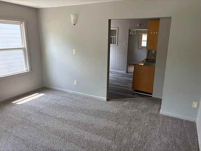 Building Photo - Cozy 2 Bedroom, 1 bath in Warren