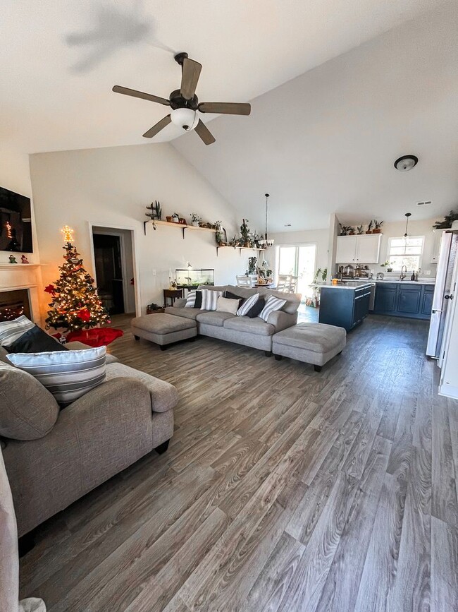 Building Photo - Gorgeous 3 Bed + Bonus in Hubert!!!!