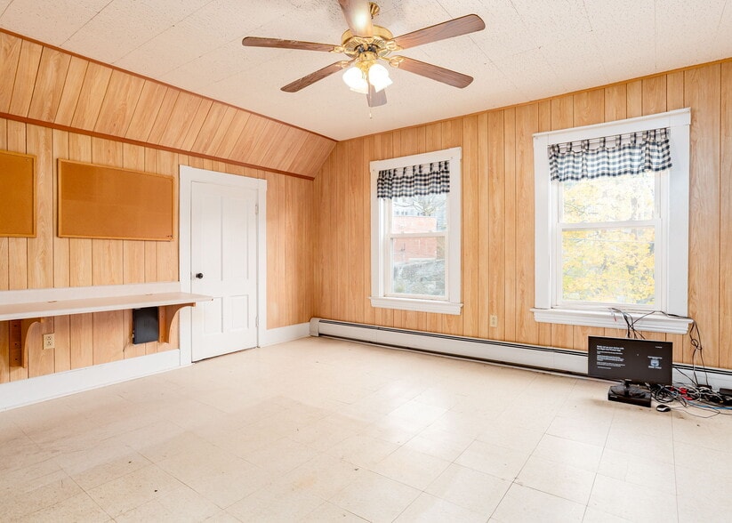 Building Photo - 18 College St