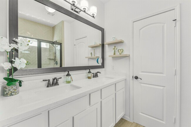 Building Photo - 5526 Hyde Park Dr