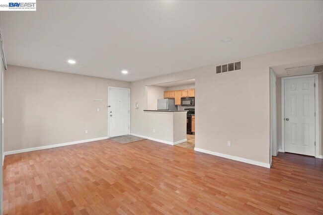 Building Photo - 215 Reflections Dr