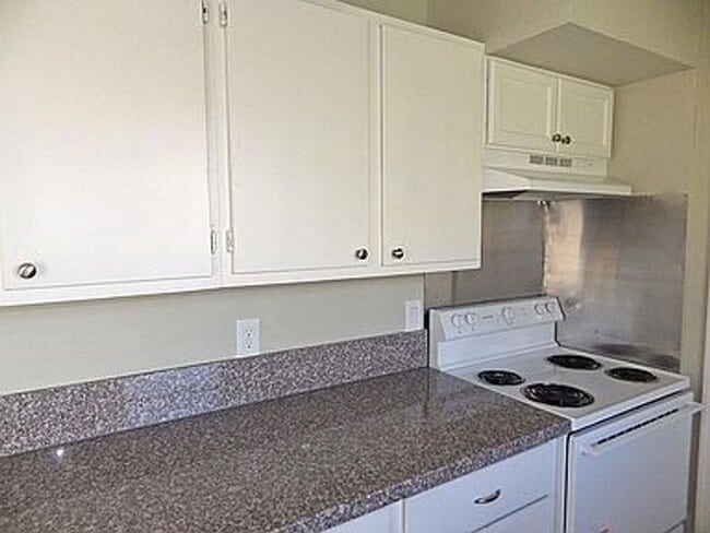 Building Photo - 3 bed / 1 bath home in South Houston - Mov...