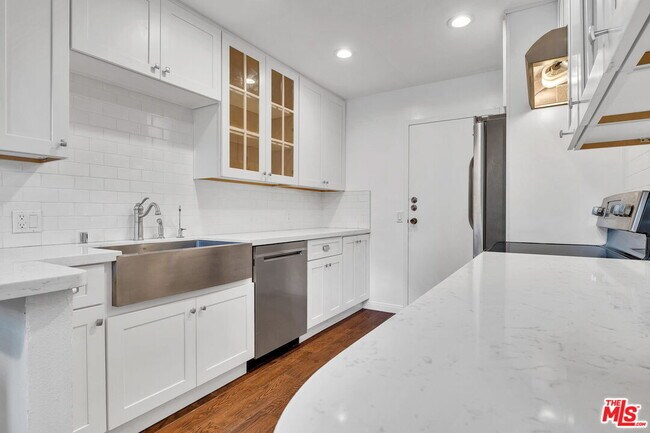 Building Photo - 100 S Doheny Dr