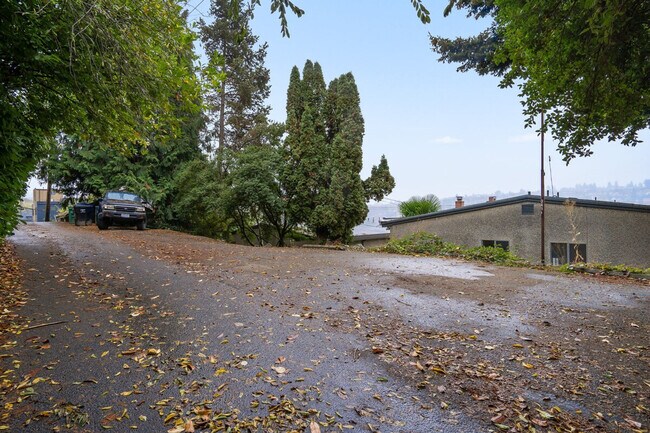 Building Photo - 3202 15th Ave W