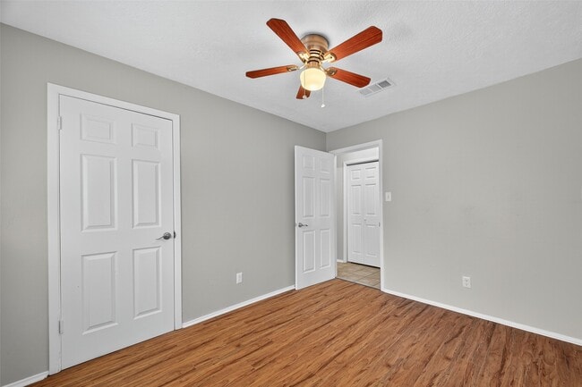 Building Photo - 811 Lochmoor Ln