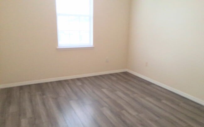 Building Photo - Beautiful 2 bedroom/2 bath condo with a ba...