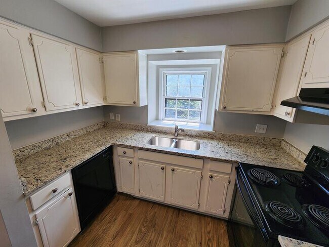 Building Photo - 67 Montre Square NW