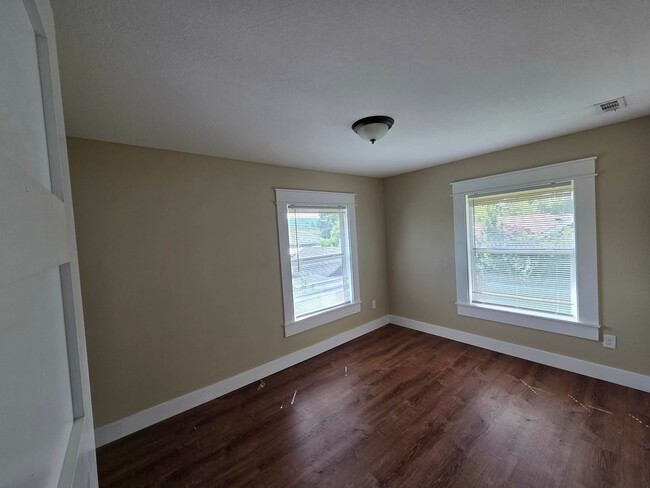 Building Photo - 5 Bedroom Home Corner Lot in N Portland