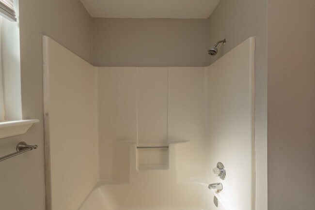 Building Photo - 2937 Dahlia Dr