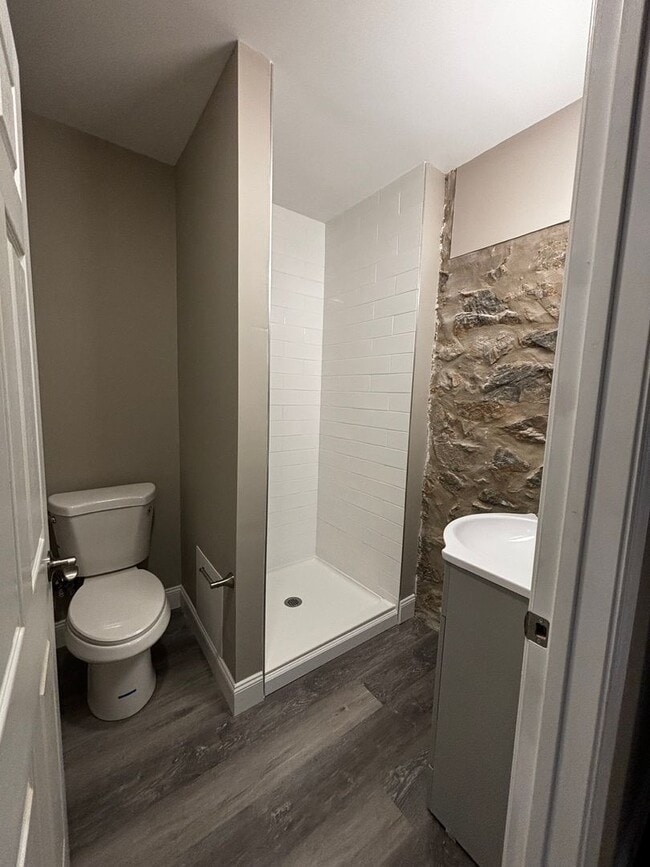 Building Photo - Newly remodeled 3+ bedroom