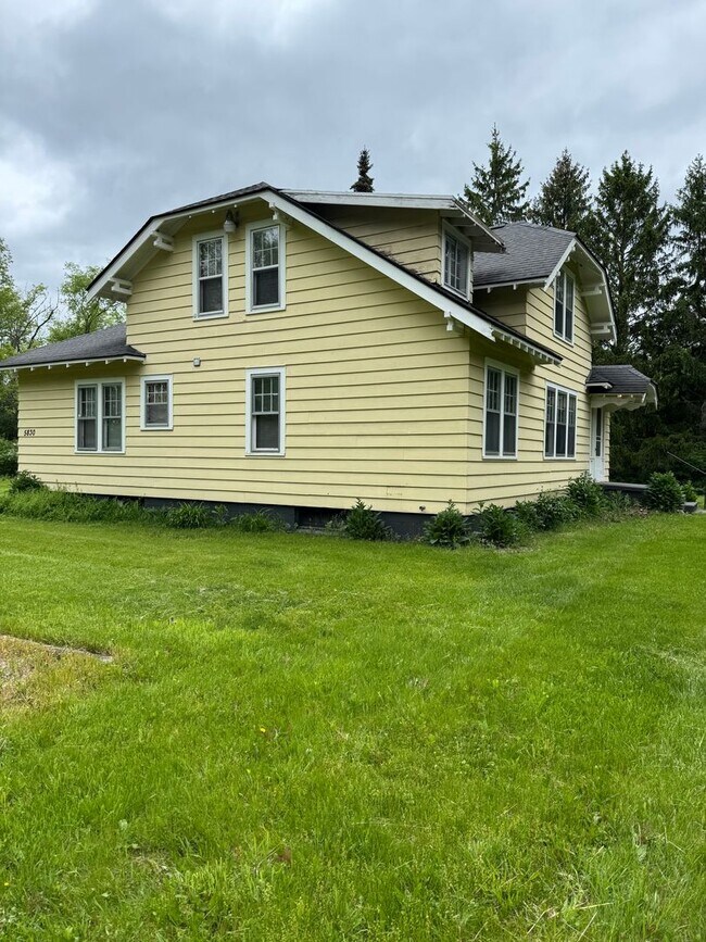 Building Photo - Charming 4-Bedroom Home in Private Setting