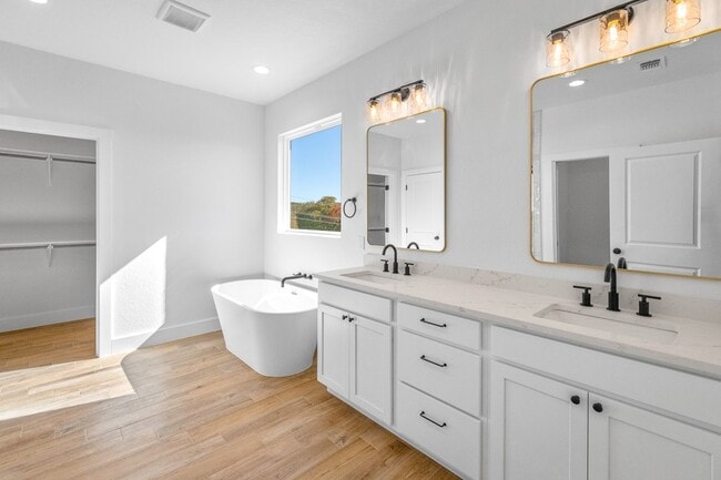 Building Photo - 130 Homer Dr W