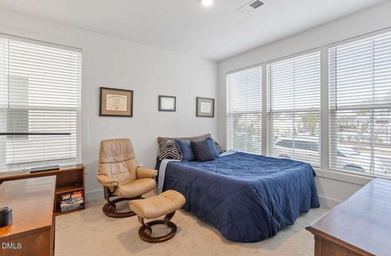 Building Photo - Room in Townhome on Billingshurst Wy