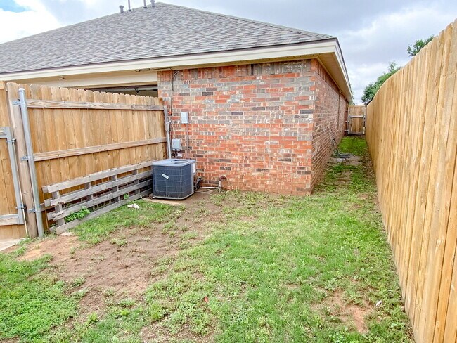 Building Photo - Spacious 3 Bedroom Duplex in Cooper!