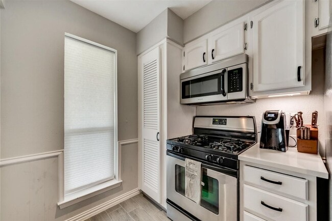 Building Photo - 3 Bedroom 2 Bathroom 2 Car Garage Duplex i...